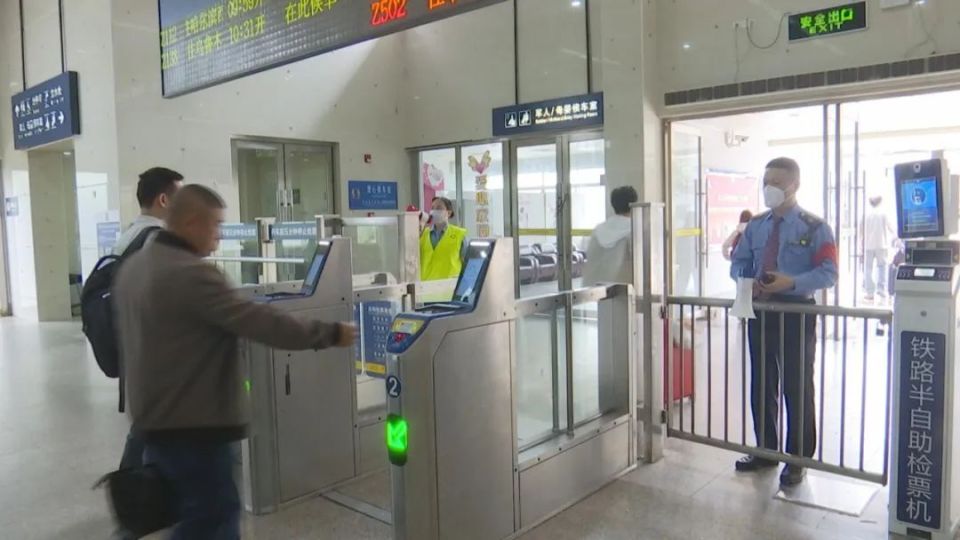 约5900人次记者从韶关东火车站了解到假期首日火车票今天开售根据铁路