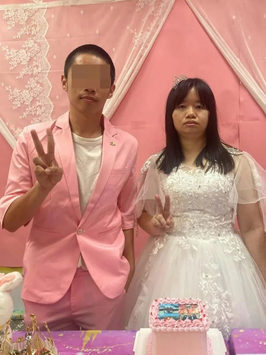 "而有广州网友就评价说:"这忽然令我觉得,芳村安琪儿也不那么讨厌了