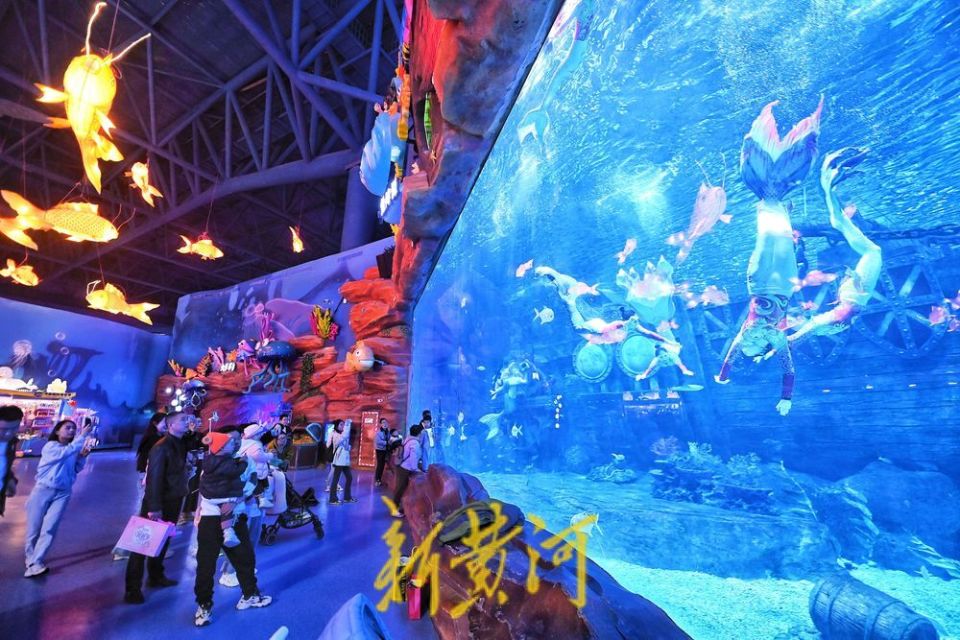 春光正好,济南融创海世界"美人鱼"表演吸引游客 | 镜相_腾讯新闻