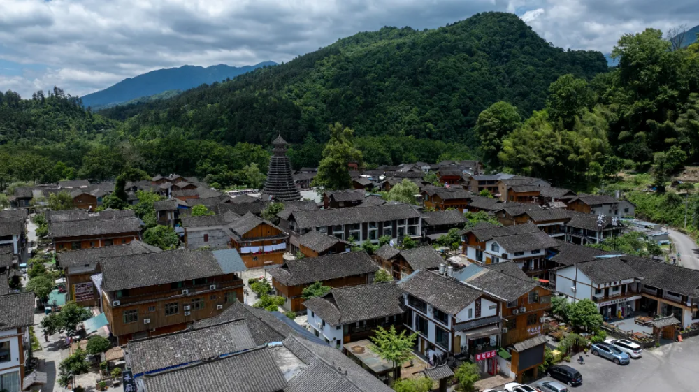 乡游黔中 | 江口县寨抱村:逃离热浪,山间的风拥着清凉来袭