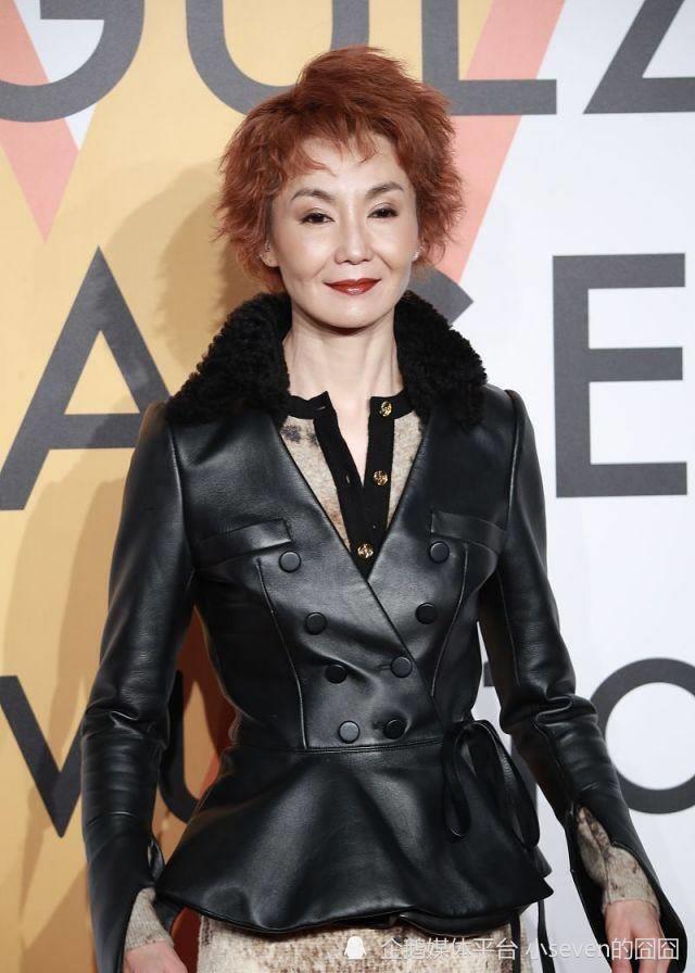 60岁张曼玉颜值重回巅峰,变胖之后人也年轻了,穿搭朴素接地气_腾讯