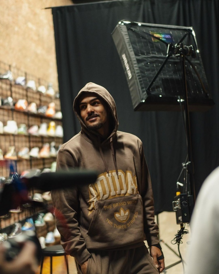 因手指伤一直缺阵特雷杨晒照强者永存无惧起伏