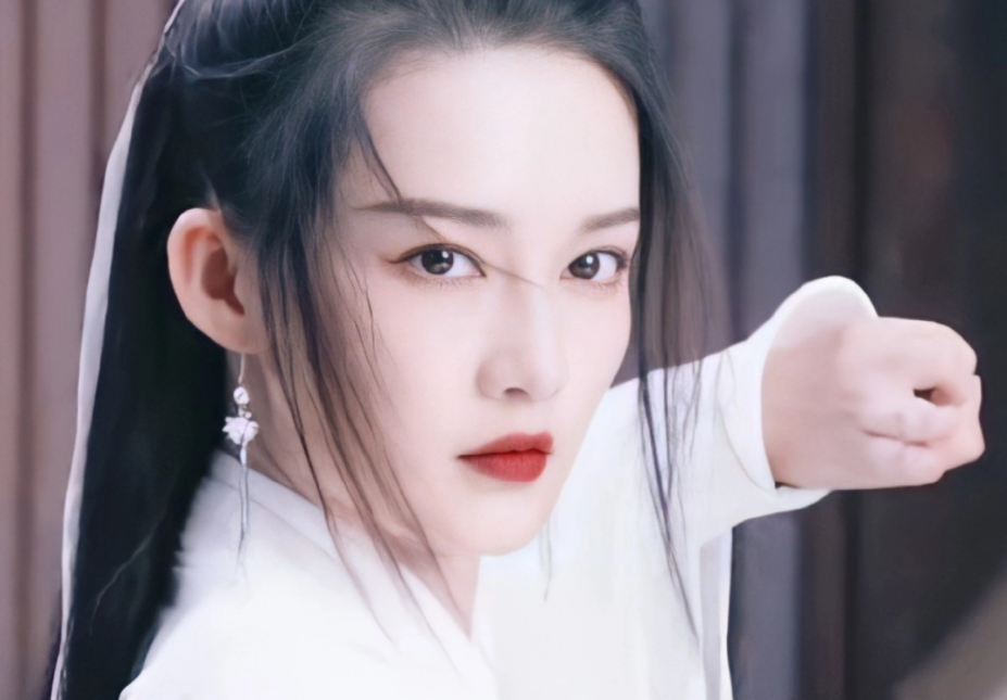 李沁经典作品续作来了时隔2年再出新作还是白裙经典造型