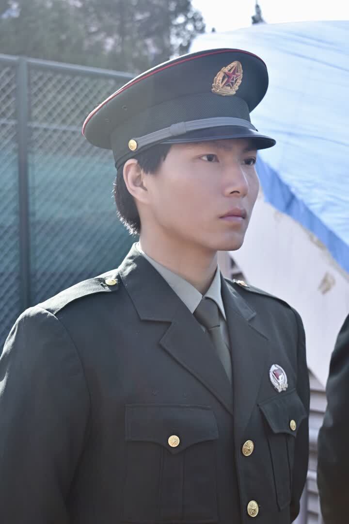 来听两名退役大学生士兵的故事_腾讯新闻