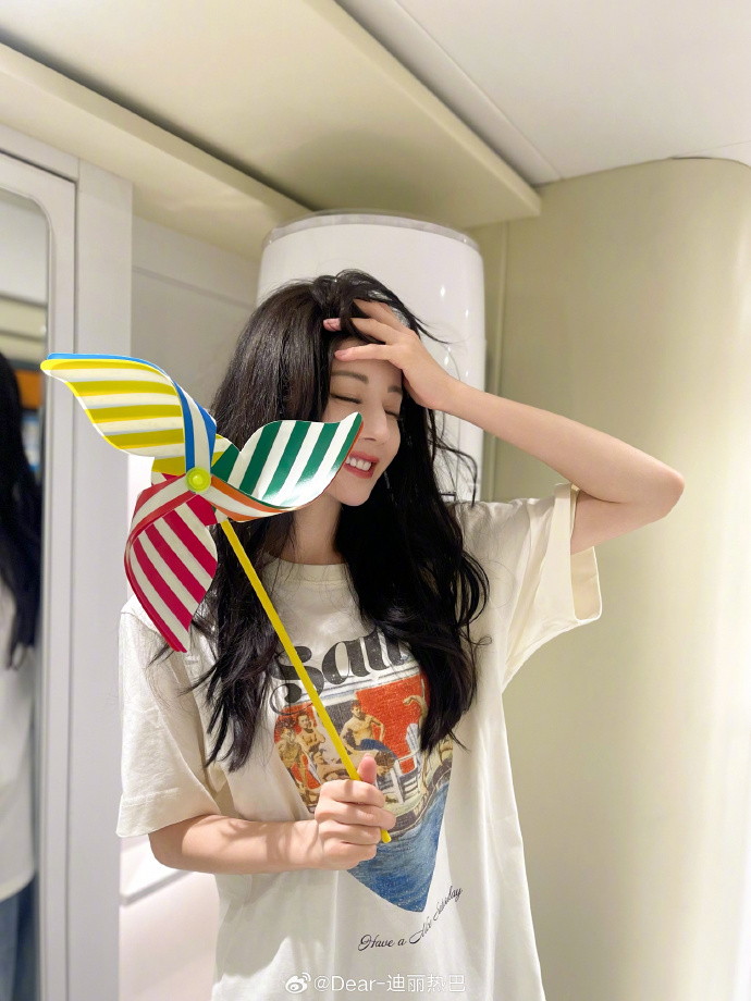 迪丽热巴立秋晒美照,俏皮灵动超可爱,笑容甜美宛如初恋