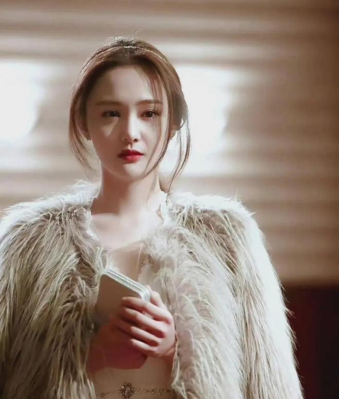 2021年8月,郑爽被爆出2019年至2020年未依法申报个人收入1.