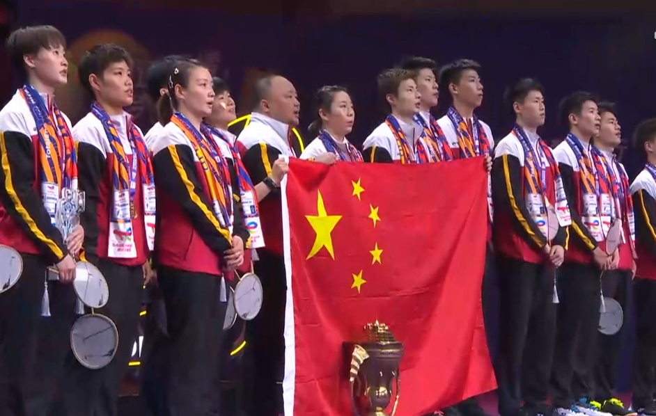 国羽15将举国旗登领奖台,张军捧起苏杯,全场高唱国歌太燃了