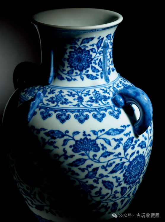 瓷器鉴赏：清乾隆青花缠枝莲花双耳出戟尊