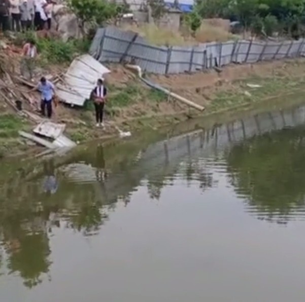 出门倒车时疑“油门当刹车”倒进村河，一家4口不幸溺亡已下葬，有村民提醒：开车时注意安全驾驶腾讯新闻 4440