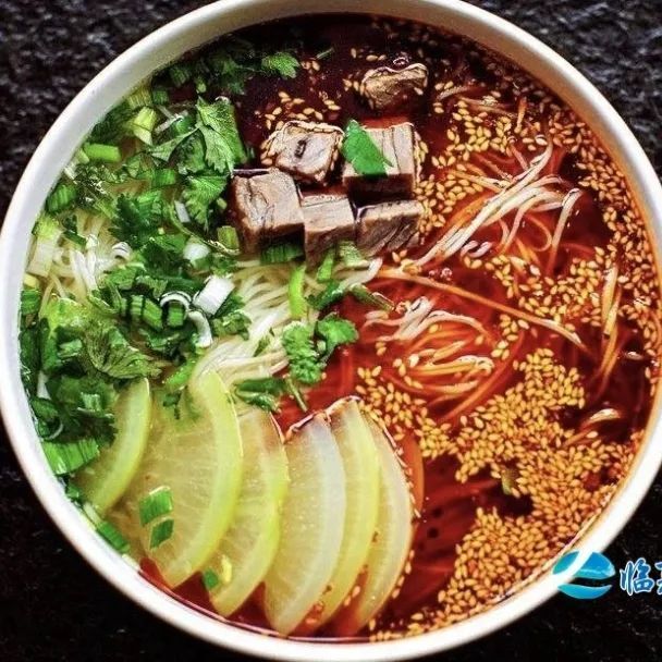 小菜,面汤清透如镜,面条筋道入味,混合牛肉的鲜香与红油辣子的鲜辣