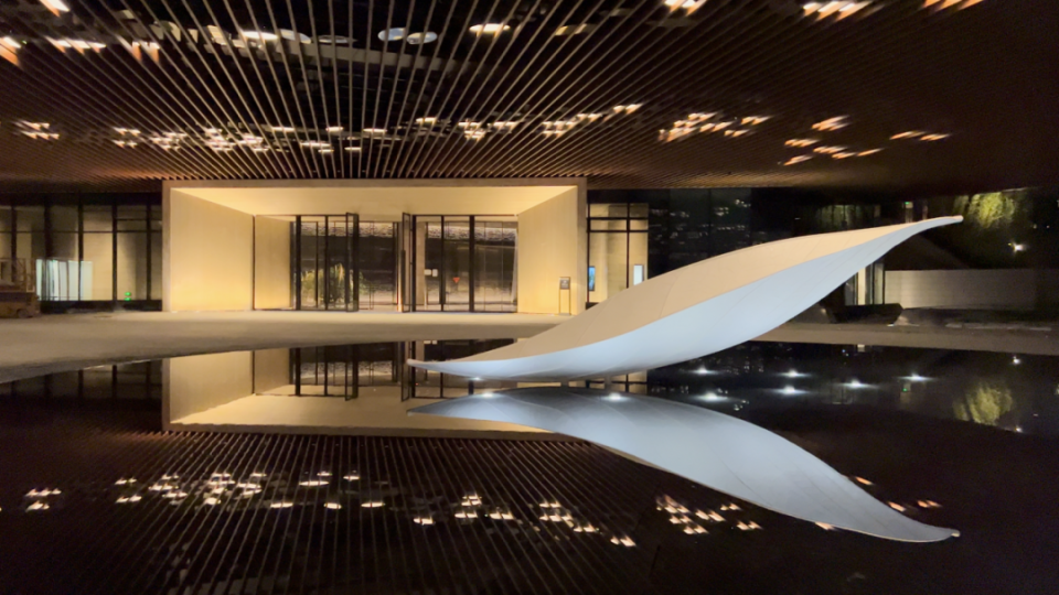 他做了700多家高级酒店,以岁月为凿,打造东方山水之美