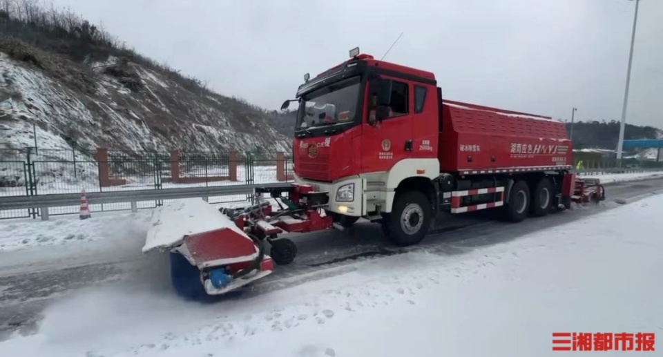 破冰之战浴雪奋战破冰车出击保畅通