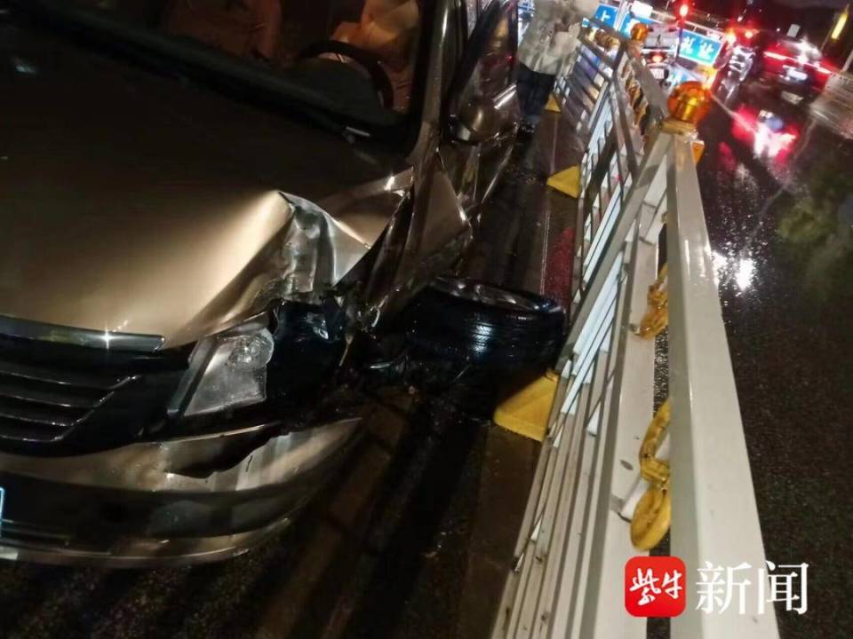 对面车灯晃眼司机心慌操作失误小轿车撞断标志牌