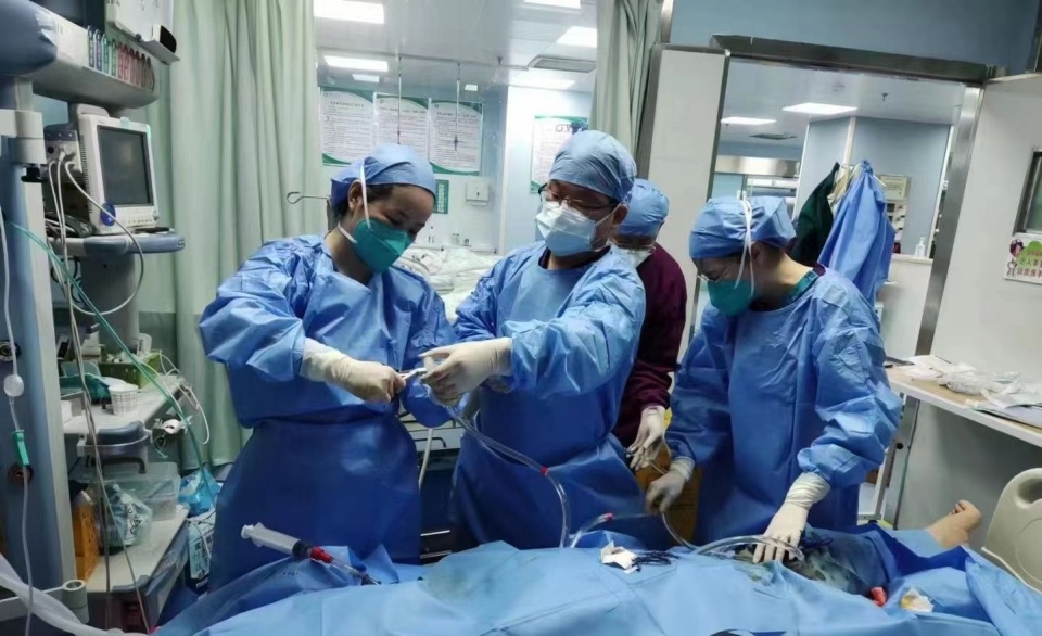 icu上演生死竞速,武汉医护全力抢救危重症患者