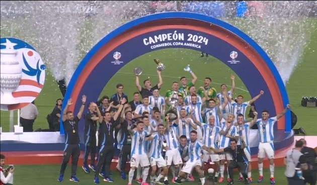 荣耀时刻!梅西,迪马利亚,奥塔门迪三人共同捧起美洲杯奖杯