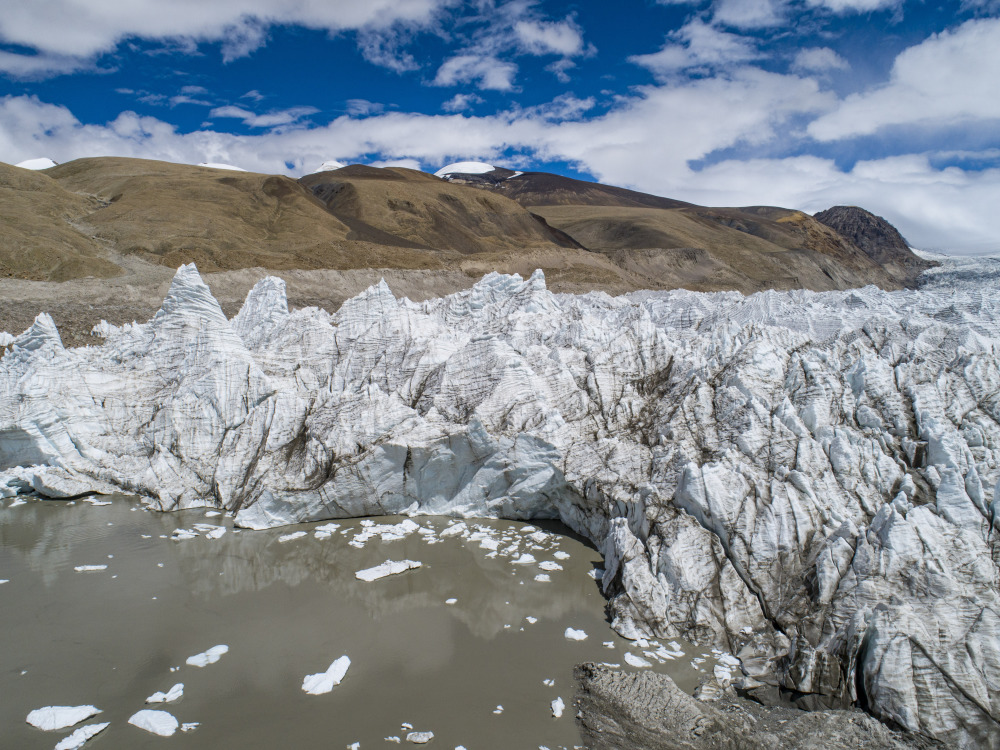 西藏山南壮美的岗布冰川