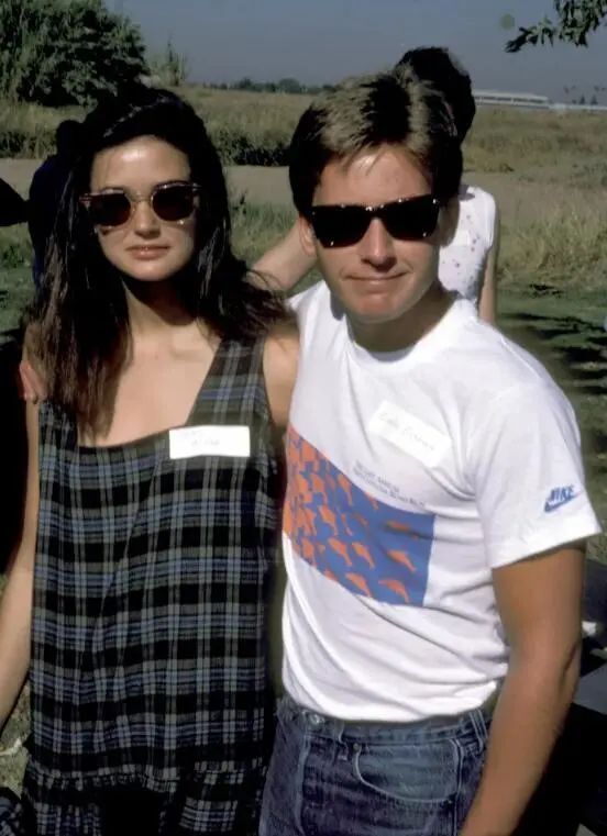 黛米和埃米利奥1987年,黛米认识了布鲁斯·威利斯(bruce willis),他们