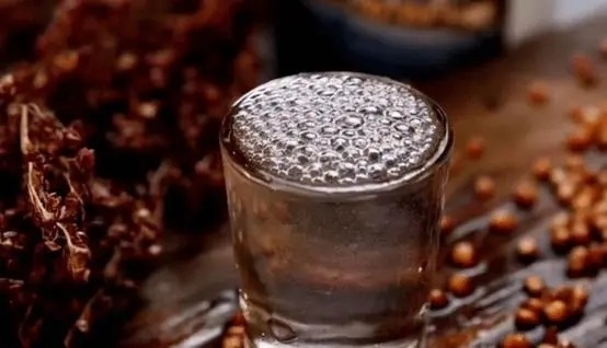 勾兑的酒和发酵的酒主要成分都是酒精,为什么勾兑酒不行?