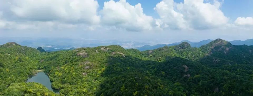 然后徒步到山顶,车子盘旋而上,到达半山腰,在象头山可以沿着山路,有趣