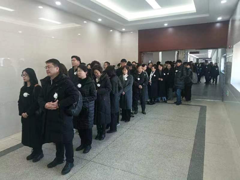 赶来送别叶嘉莹先生最后一程的人们。庞永力摄