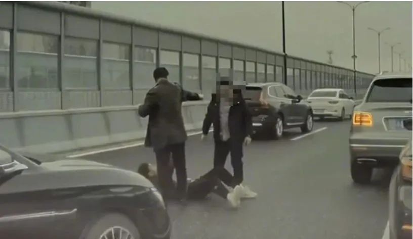 “宾利打人事件”劝架者是名律师！本人最新回应_腾讯新闻