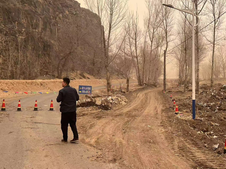 鄂尔多斯市伊金霍洛旗札萨克镇新街村灾害风险隐患信息员仁庆苏娃巡查