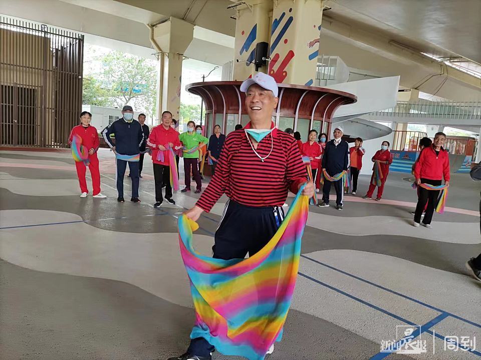 谁说广场舞是阿姨妈妈专利天目西老男孩丝巾甩起来