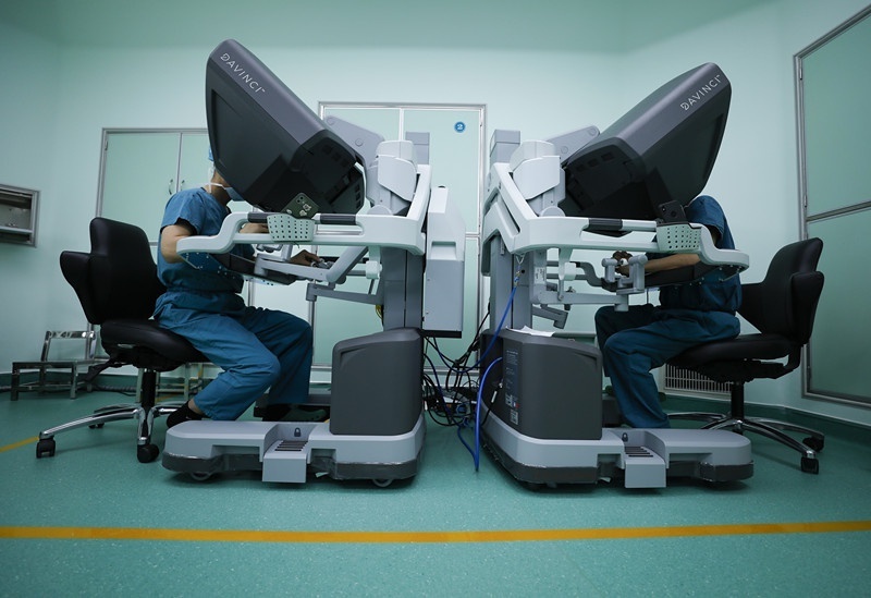 截至2023年底,医院人工耳蜗植入突破370例,达芬奇机器人手术突破1000