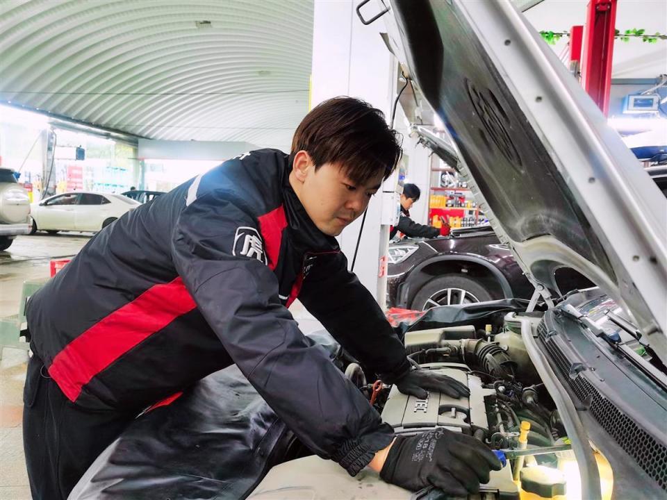 李龙告诉极目新闻记者,今年已经是途虎养车洪山广场工场店第八个"不