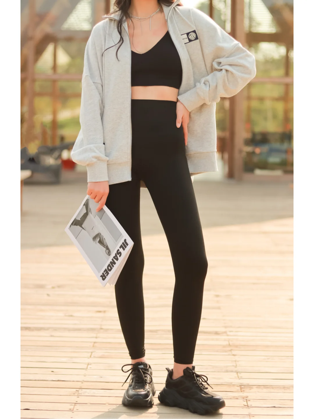 春季,"鲨鱼裤"穿出门不想显尴尬,怎么搭配上衣既高级又洋气?