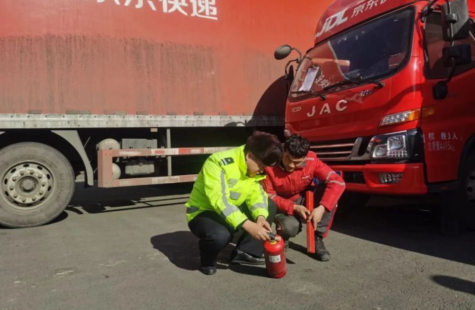 乌鲁木齐改进货车通行管理 优化营商环境_腾讯新闻