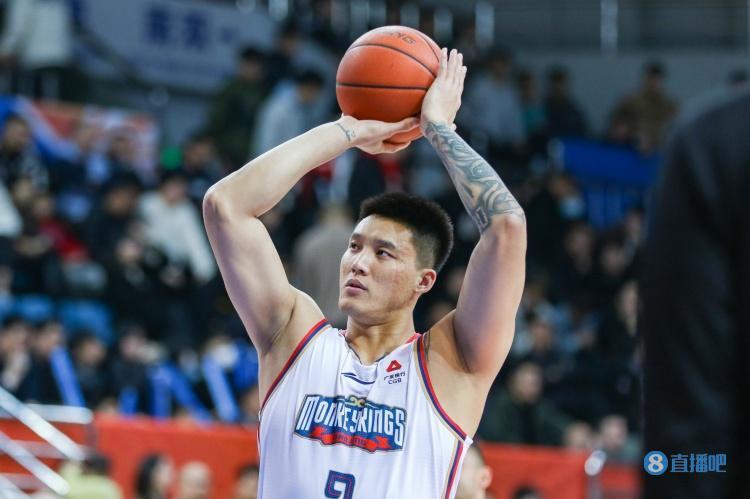 表现全能曾繁日7中4得到12分10板5助3帽