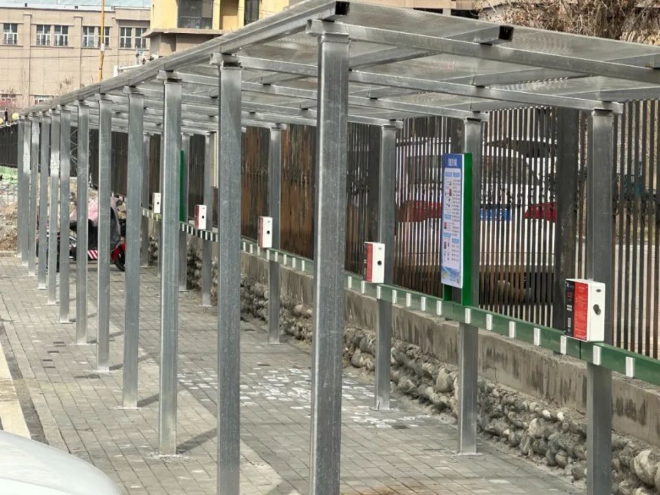 "3月31日上午,看到装好的充电桩电动车车棚,军垦社区所属名仕府小区