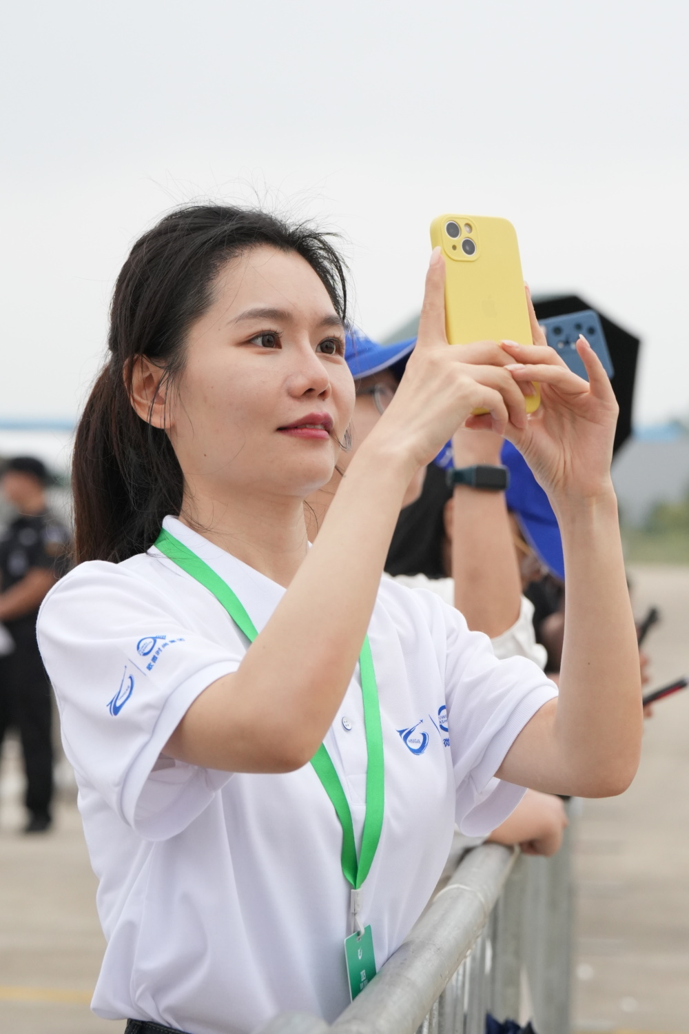 "xa42特技飞机在100米以下的超低空做出大坡度盘旋,垂直横滚,俯冲横滚