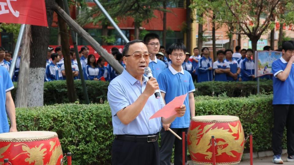 在"壮行赢福"环节,滕州一中党委委员,副校长梁诺下达"高考出征令",将