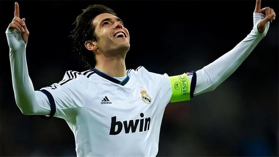 卡卡现身贵州村超,现场氛围炸裂