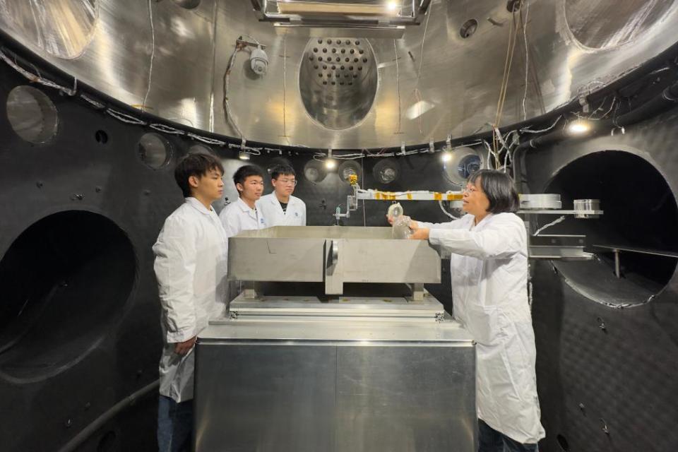 月球表面环境是怎样的?走进"月尘舱"