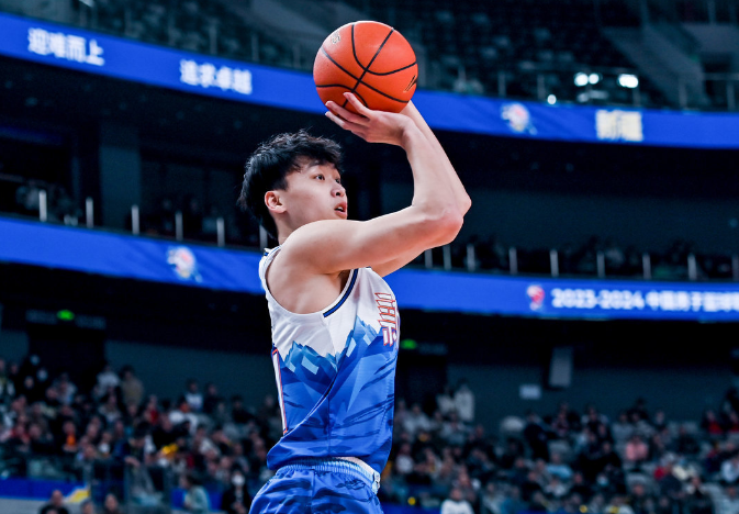 新疆逆转三杀青岛:齐麟30 6三分 杨瀚森14 13 8 5帽_腾讯新闻