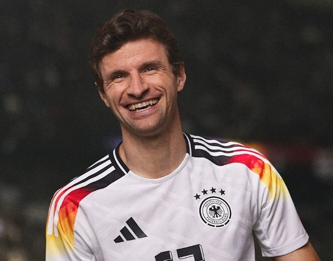 德国队发布欧洲杯球衣:主场白色 黑红黄条纹,客场粉紫色