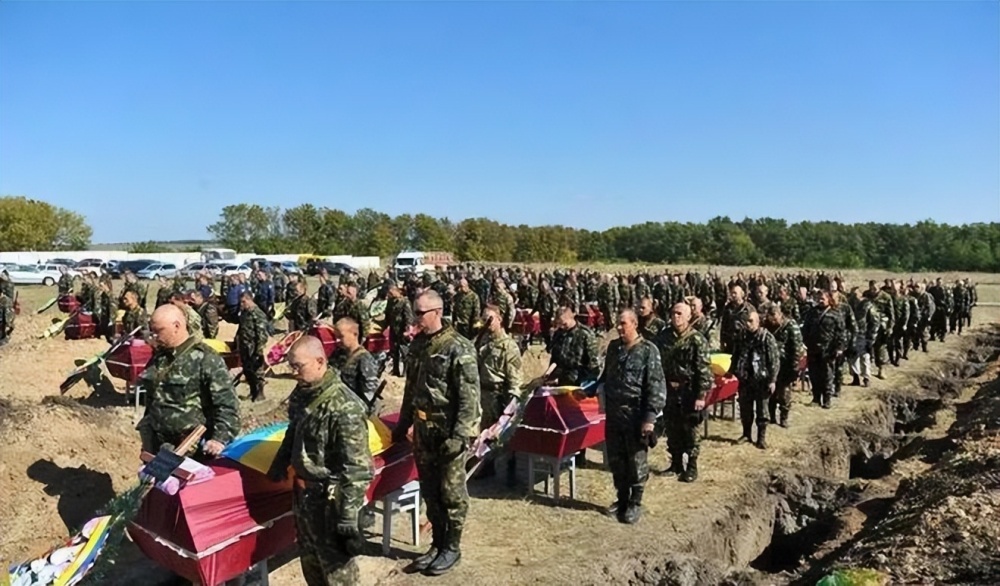 7979辆坦克和其他装甲战车,1037辆多管火箭炮车,4179门野战炮和迫击炮