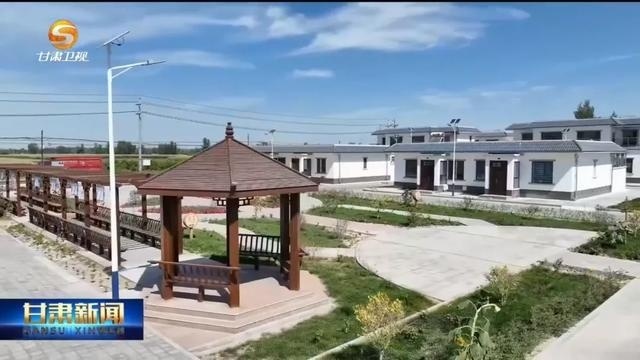 在金塔县金塔镇营泉村生态及地质灾害避险搬迁项目安置点,一排排崭新