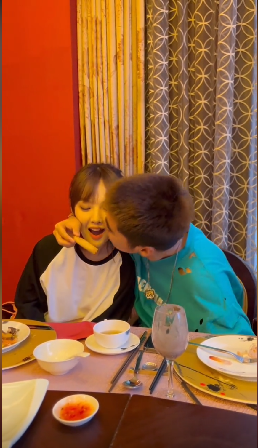 而在郭艾伦的另外一侧,两位网红可心和欧尼熊也正在缠绵,可心假装给