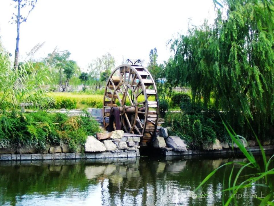 白云庄碧水萦绕白云庄的主要建筑有甬上证人书院,研学堂,万氏墓园,佚