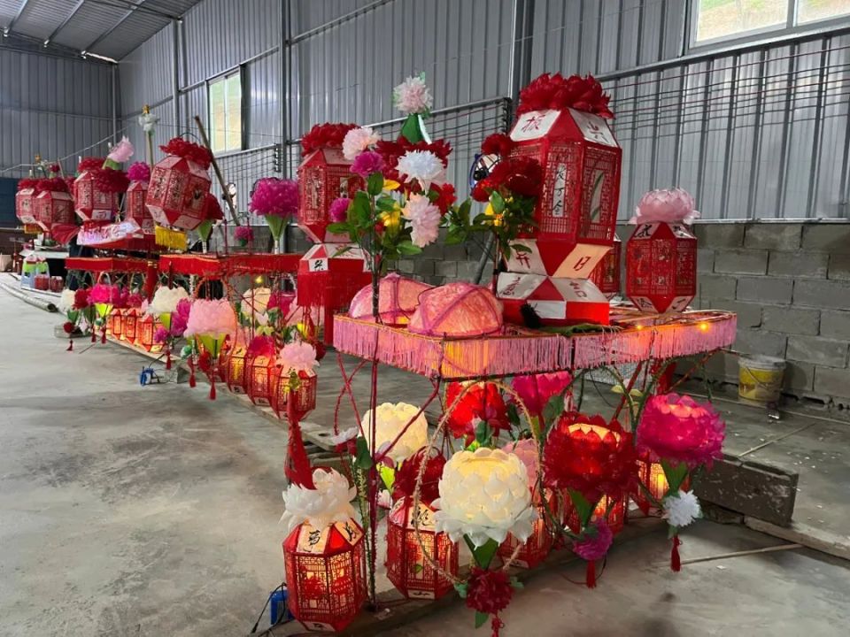 璧洲灯笼组装后将在五一期间完美呈现.