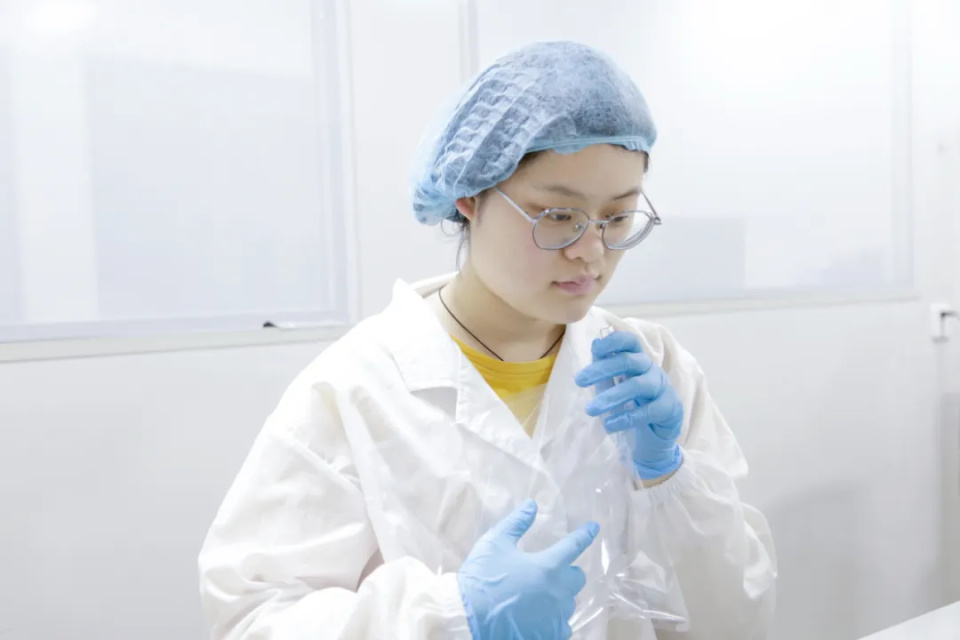 出生于2001年的周晓涵来自湖南,大学学的是"水环境监测与治理",毕业前