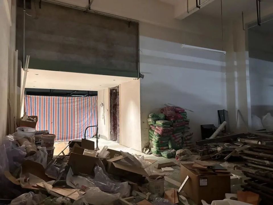 加盖一整层！今天这个小区开始强制拆除违章搭建_腾讯新闻