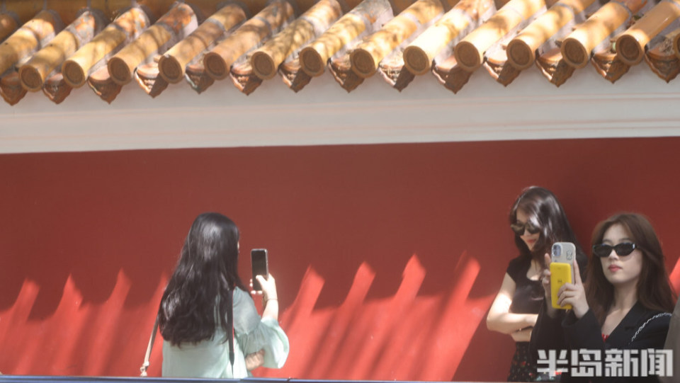 网红墙前拍照忙