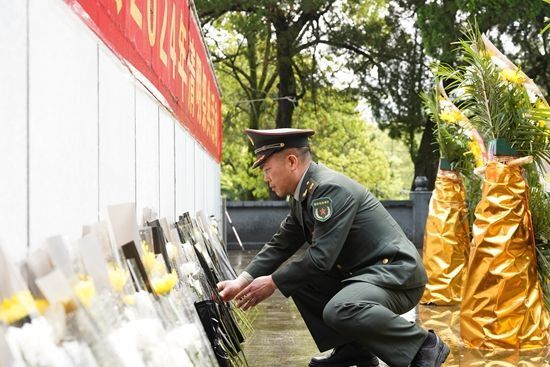 清明节前夕,江西省万年县人武部组织官兵到革命烈士陵园为烈士鞠鬃