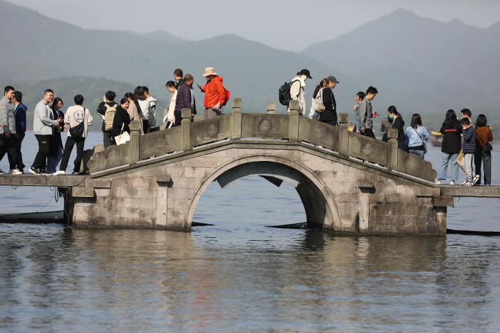 五一小长假第二天人们起早错峰游西湖