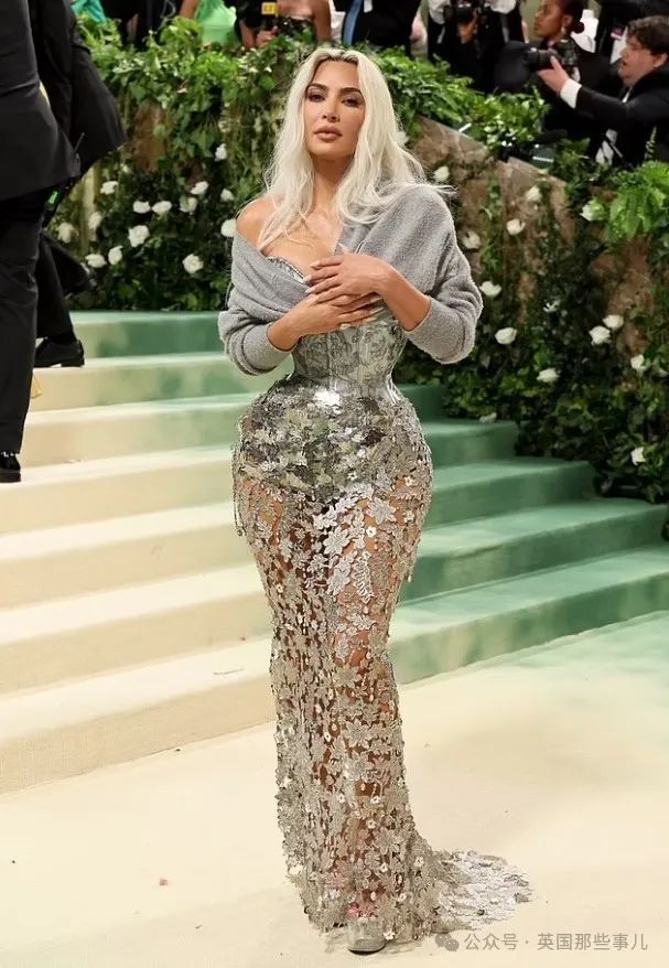 卡戴珊逆天腰围震撼全场.贝佐斯未婚妻,这回也穿对了